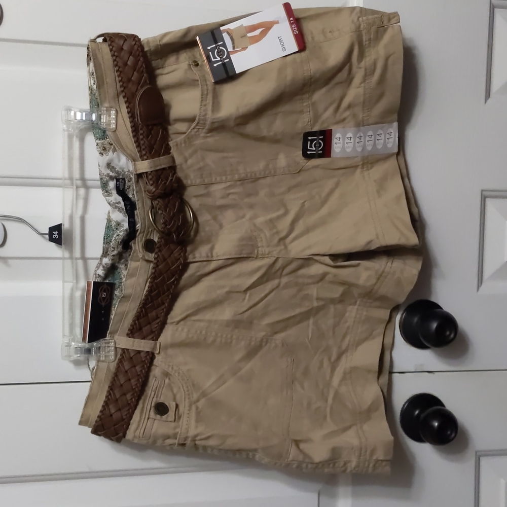 Women's shorts with belt